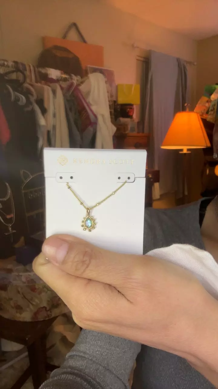 Kendra scott necklace thumbnail