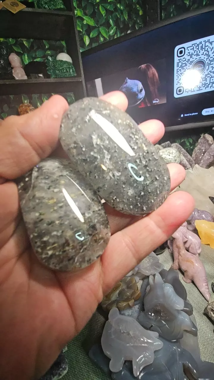 Green Mica Quartz Palm thumbnail