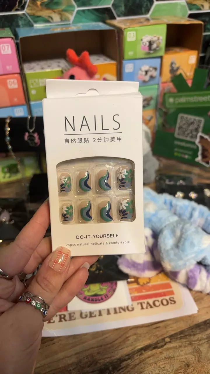 Spring nails thumbnail