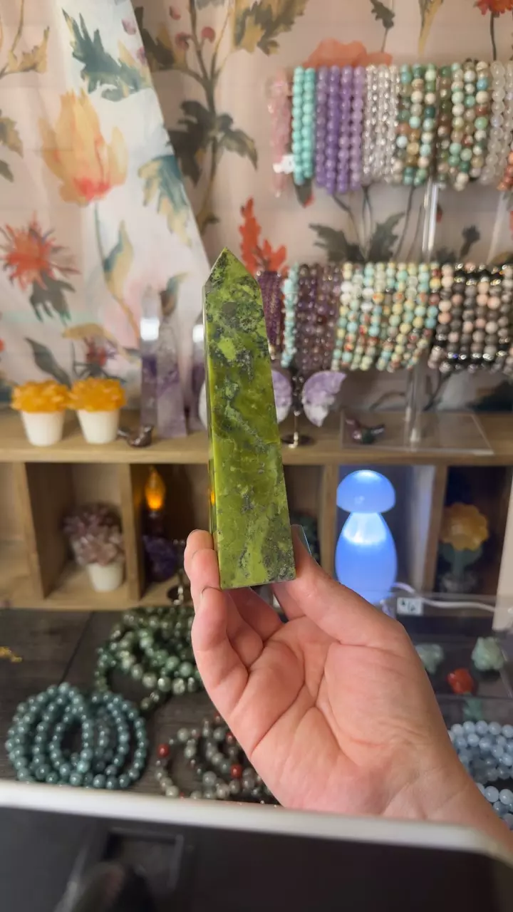 $32 | Serpentine w/ Pyrite 32i thumbnail