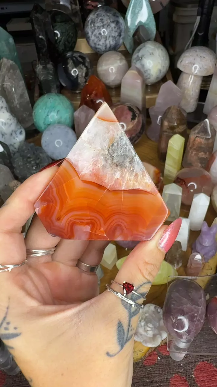 Carnelian pyramid 28c thumbnail