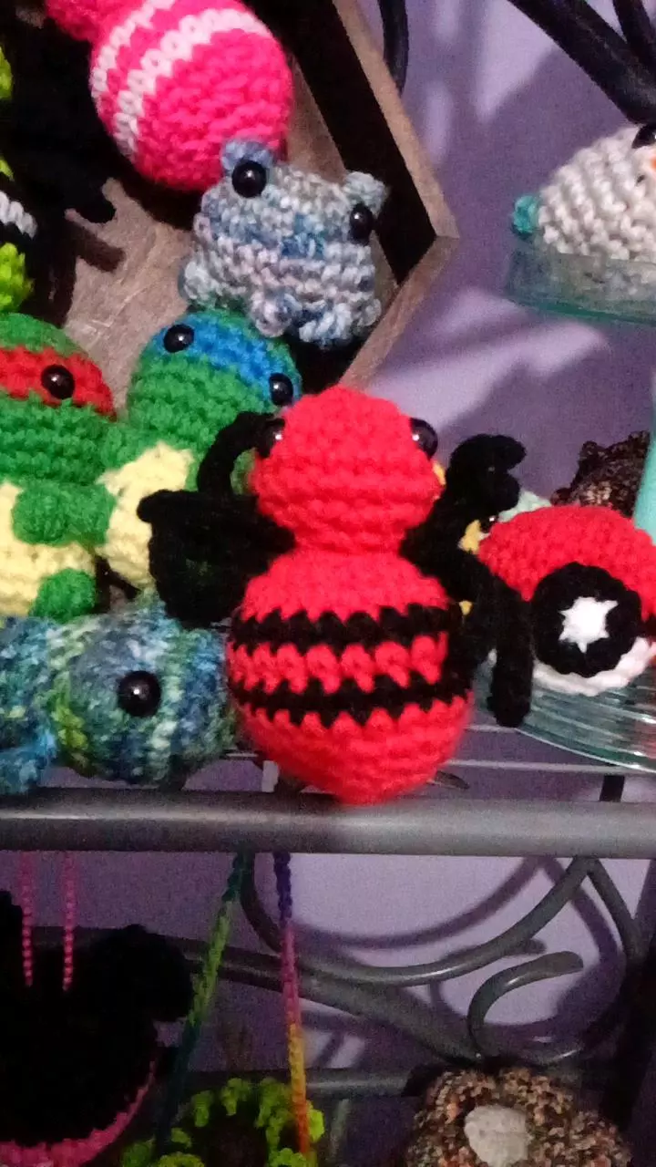 red and black small spider thumbnail