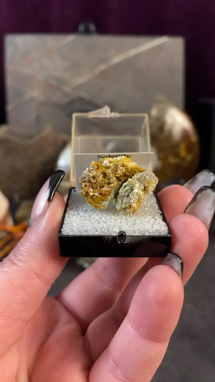 Old Label Selenite thumbnail