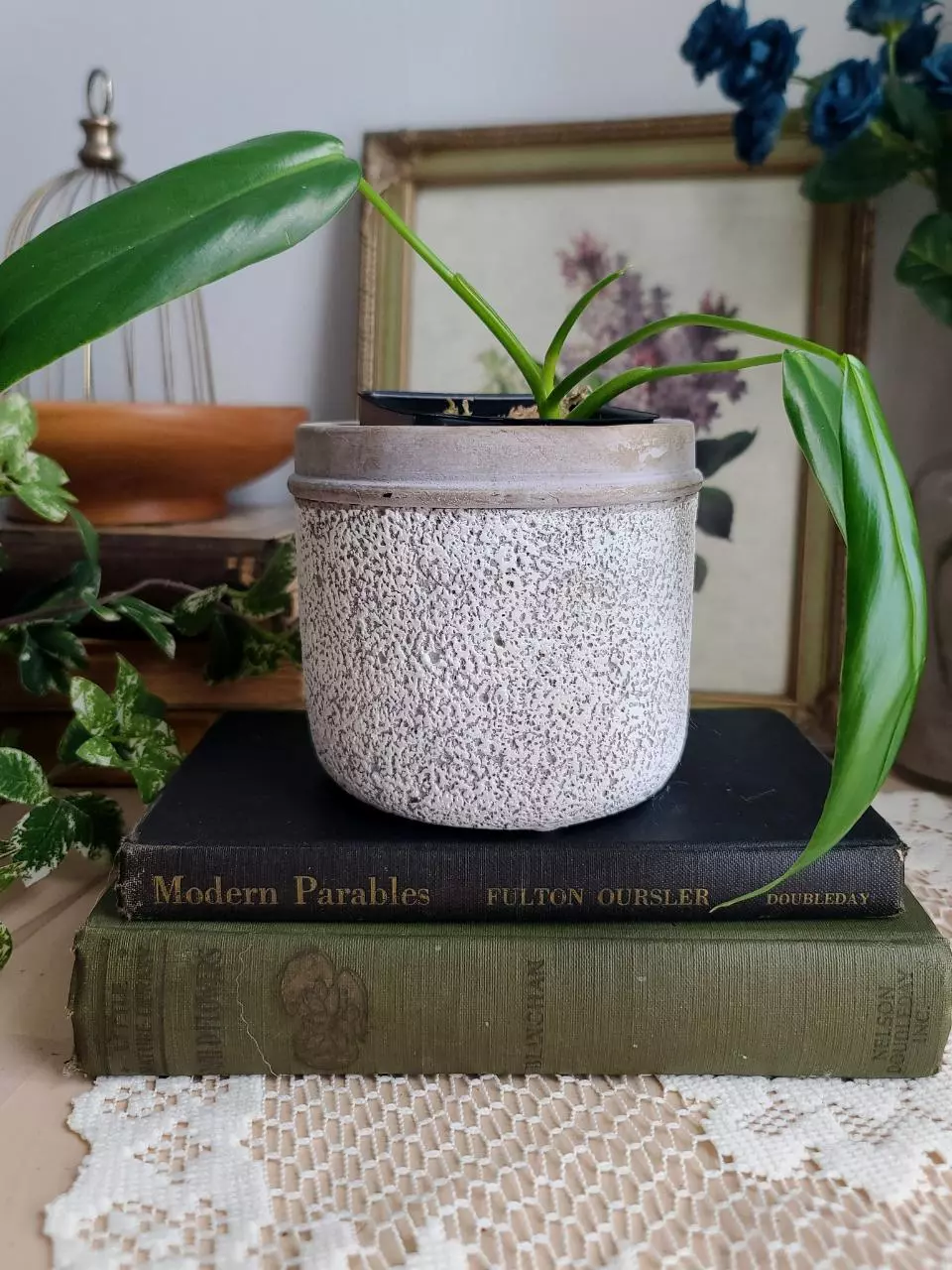 White & Grey Speckled Pot thumbnail