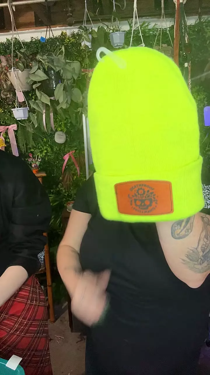neón yellow beanie thumbnail