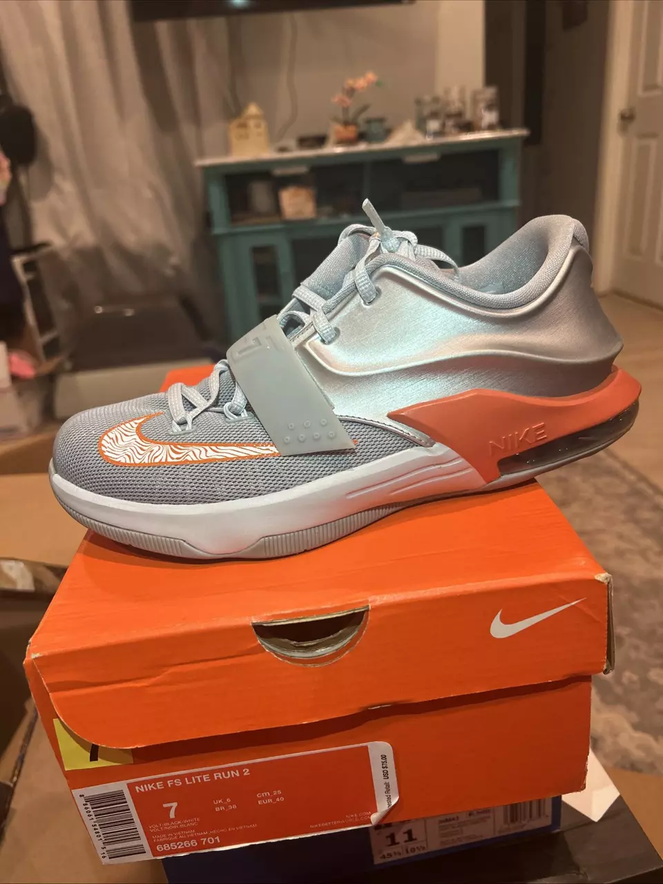 size 7 Nike thumbnail