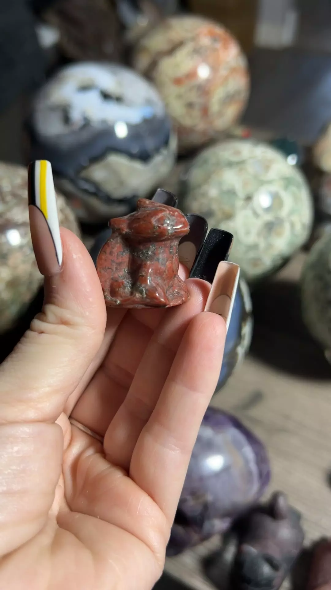 Mahogany Obsidian Toothless Carving thumbnail