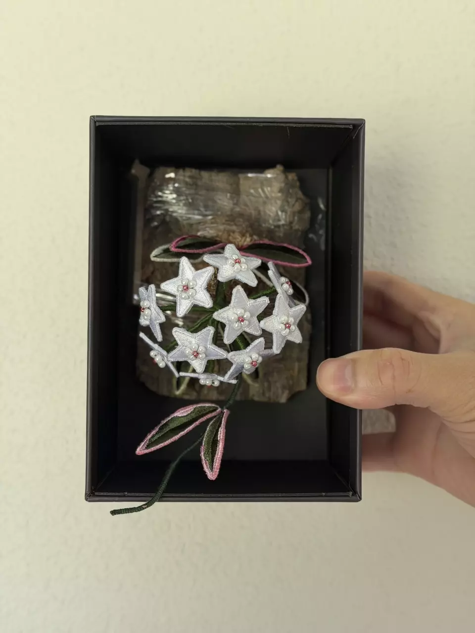 U1 Hoya embroidered magnet thumbnail