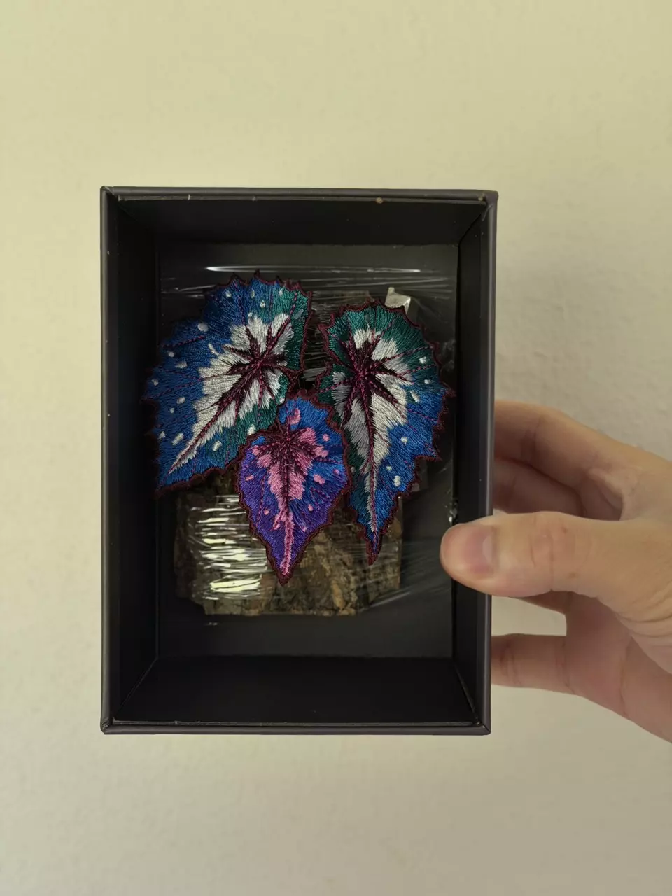 Q5 Begonia embroidered magnet thumbnail