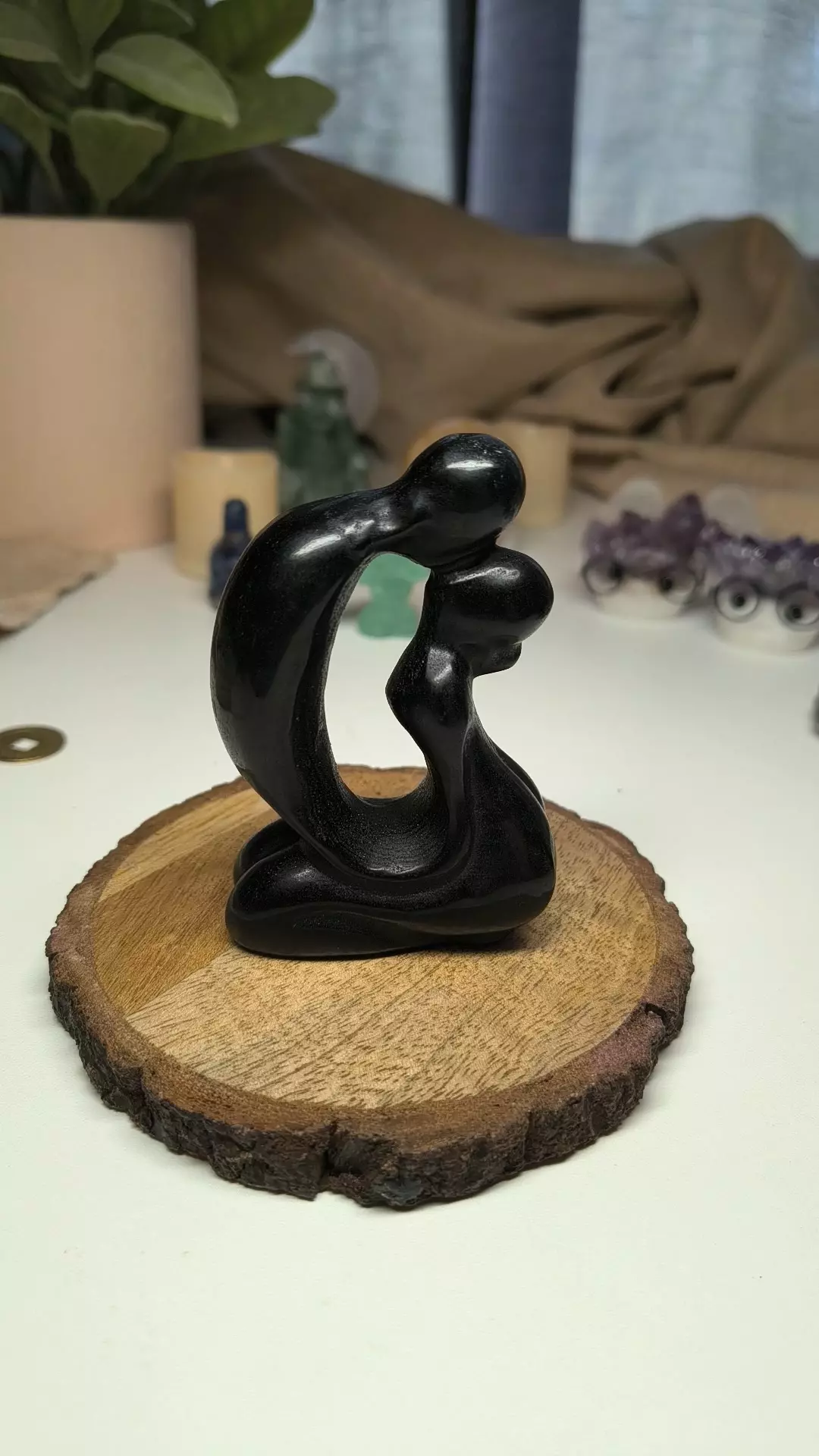 obsidian kissing couple thumbnail