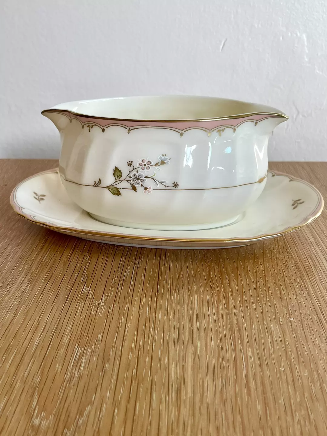 Mikasa Monticello Gravy Boat with Attached Plate thumbnail