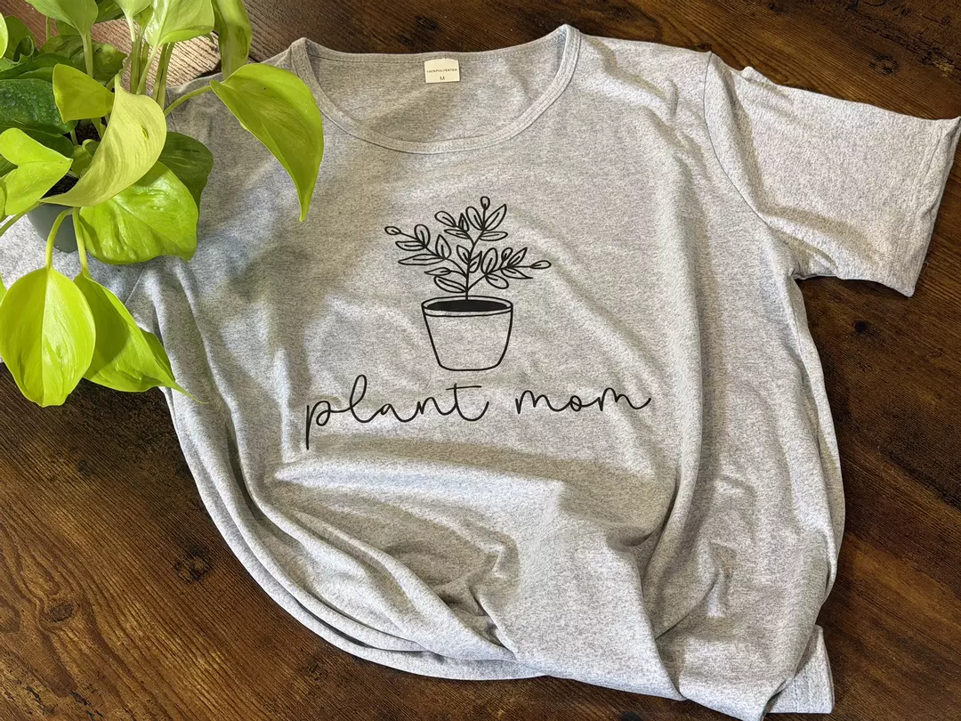 “PLANT MOM” MEDIUM- T-shirt thumbnail