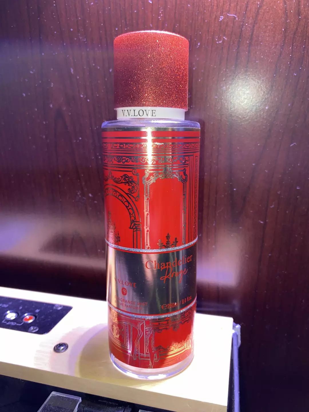 Chandelier Rouge V.V LOVE thumbnail