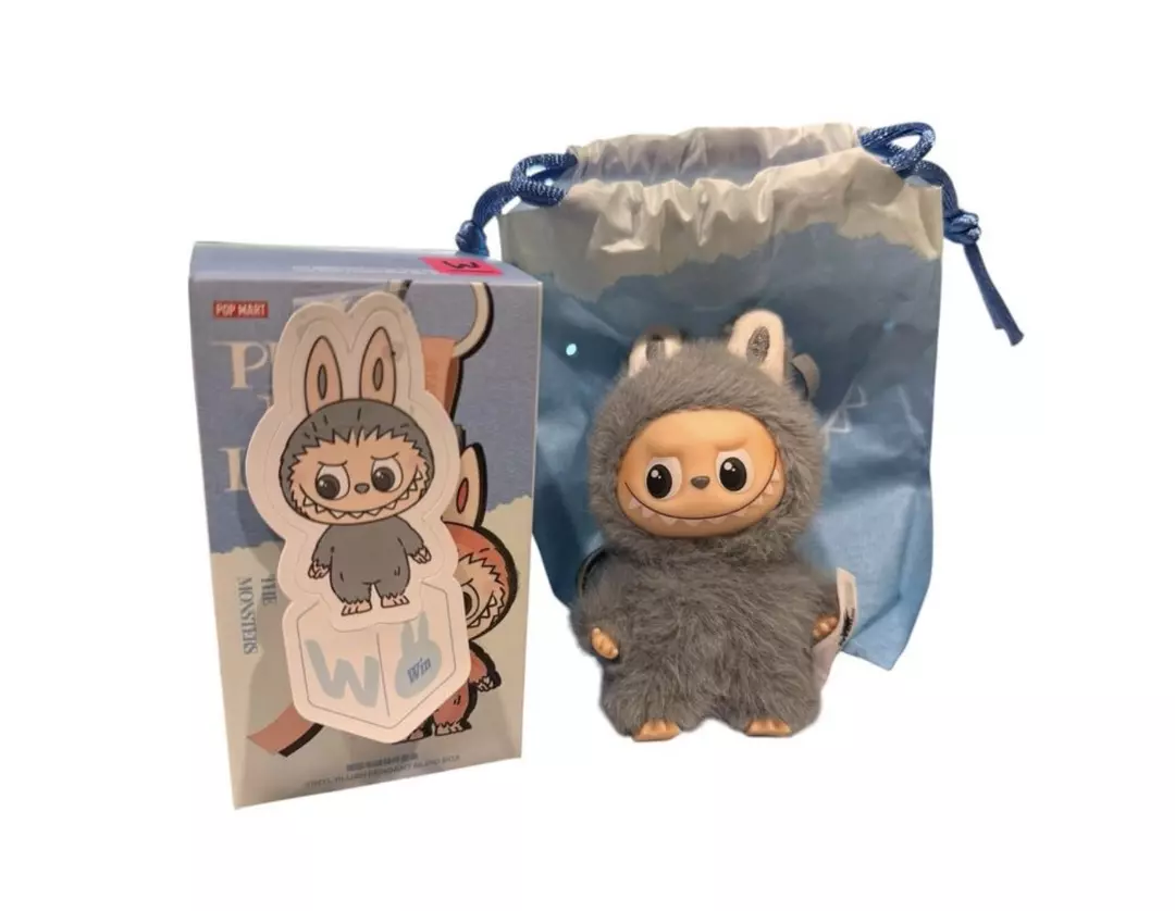 Labubu pin 4 love letter W thumbnail