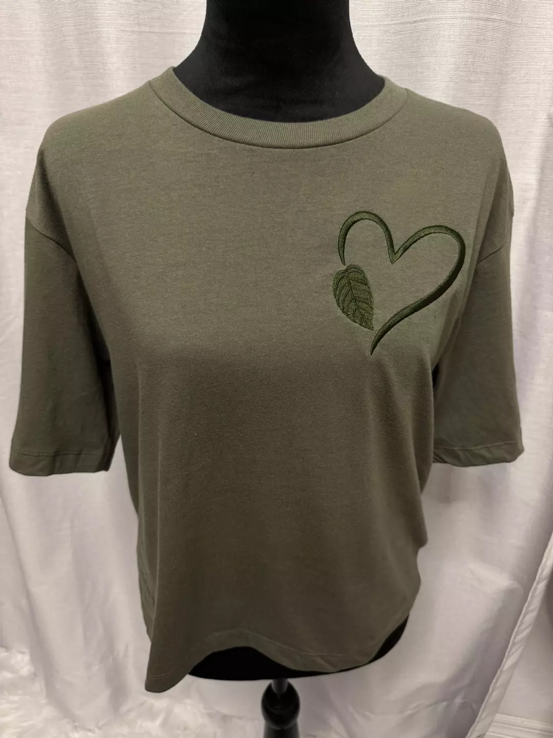 Hoya aceh  Heart Charm- Army green - Boxy T - Dm size (S,M,L) thumbnail