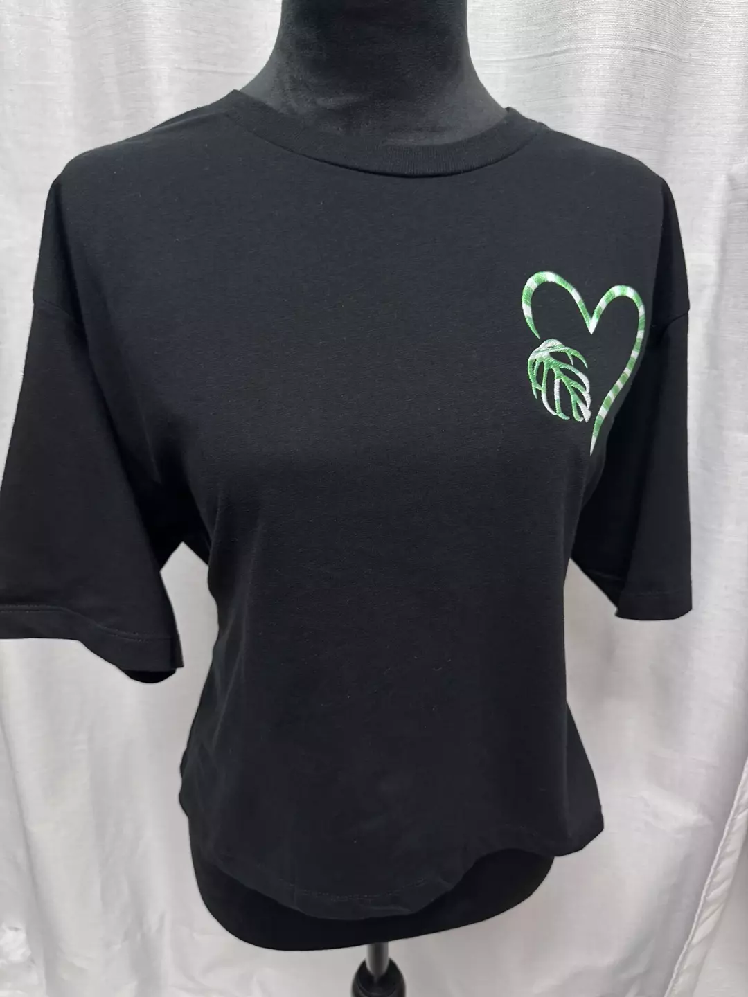 Monstera Sierrana Heart Charm Black - Boxy T - Dm size (S, M, L, XL) thumbnail