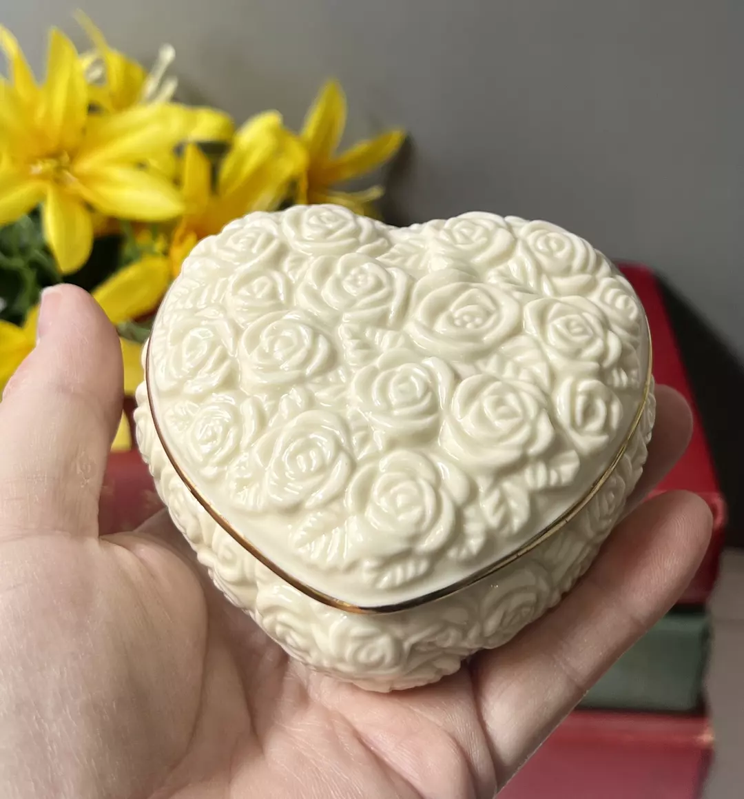 J01. Vintage Lenox Heart Shaped Porcelain Bouquet Of Roses Trinket Box Ivory With Gold Trim thumbnail