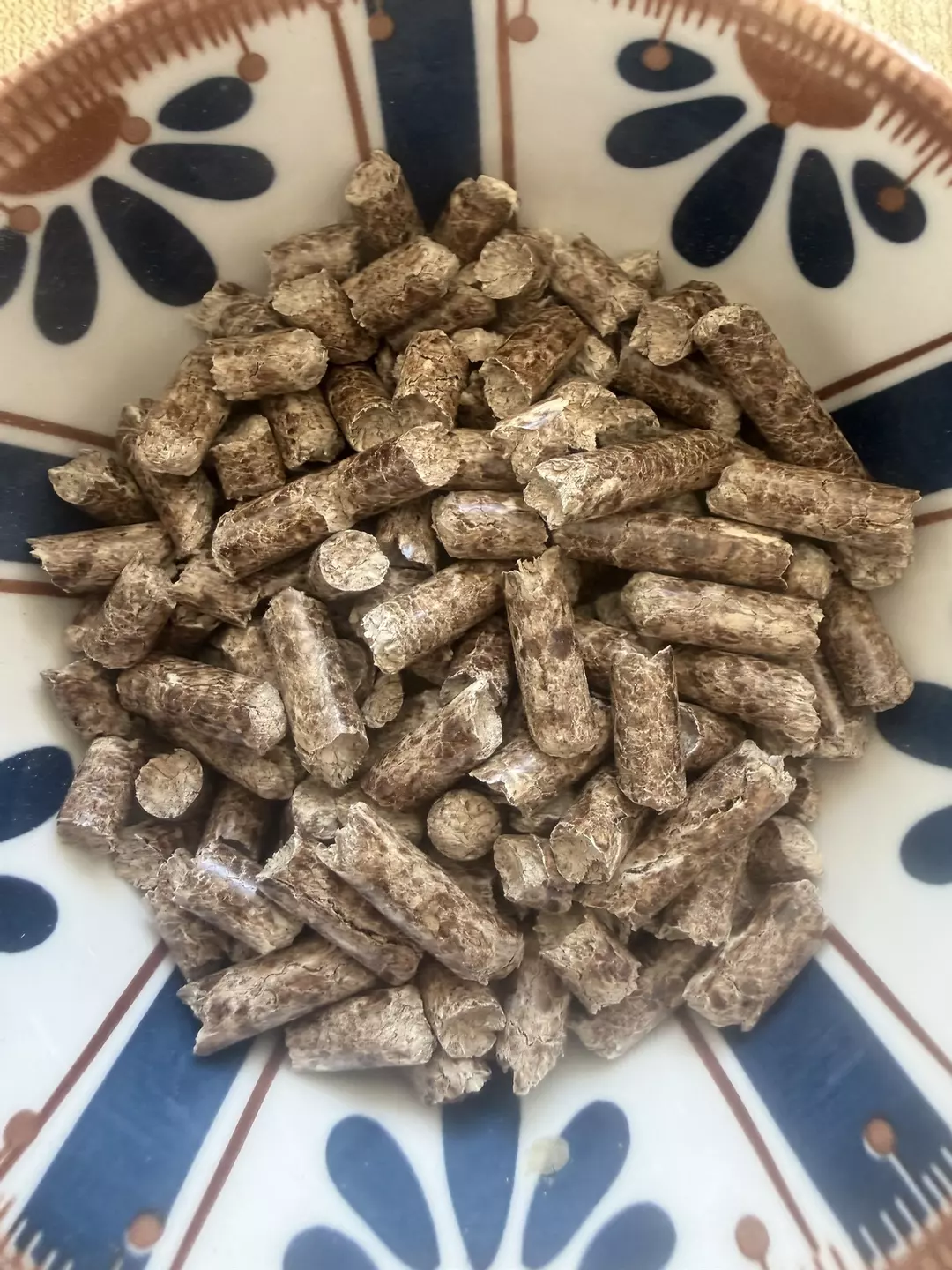 Handful of Hardwood Pellets, great for 7.5quart bins thumbnail